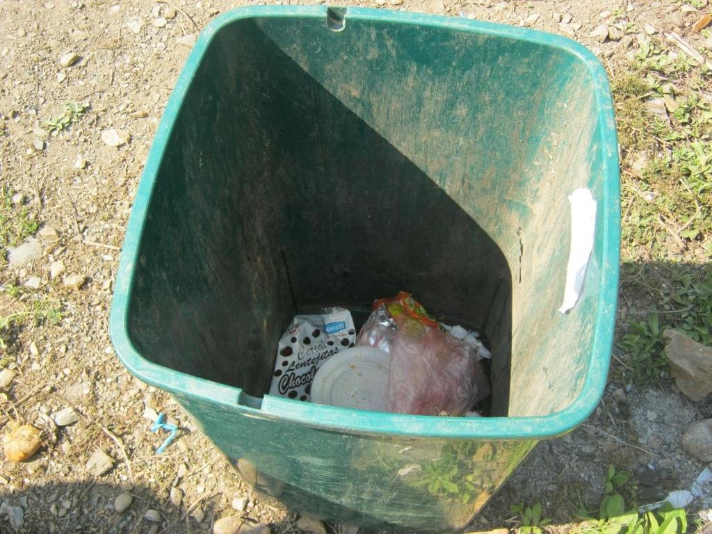 Foto N 06: Curso de capacitación BPA, tachos basureros en parcelas,