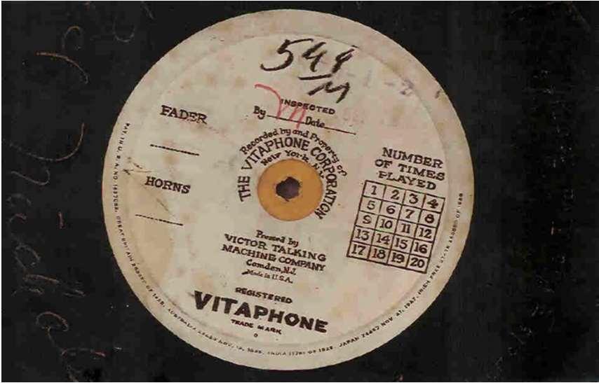 Vitaphone (Warner Bros) Con la película El cantor de Jazz (The Jazz Singer Alan Crosland) en el año 1927, nace el cine sonoro como industria.