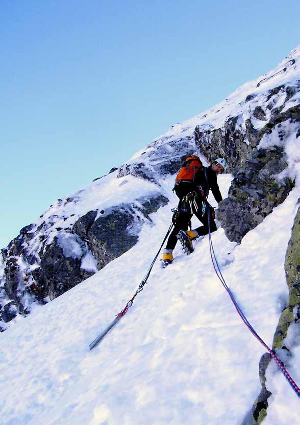 ALPINISMO CURSO DE ALPINISMO. NIVEL II Perfeccionar a los deportistas interesados en las técnicas de seguridad en el mundo del alpinismo.