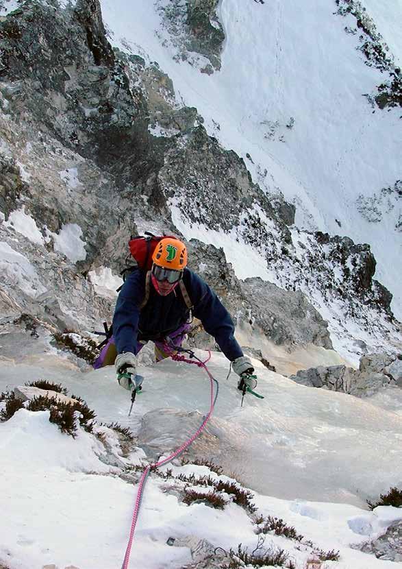 ALPINISMO TÉCNICAS DE ESCALADA EN HIELO OBJETIVO: Iniciarse en las técnicas de aseguramiento y progresión en vías de escalada en hielo con pendientes de hasta 90º.