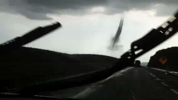 Tornado en la carretera de