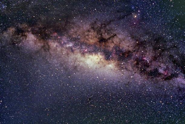 El Centro de la Vía Láctea El centro galáctico está oscurecido detrás de