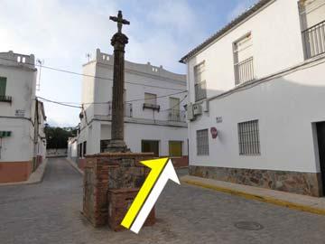 , por detrás de la iglesia, calle Corredera a Izda. Punto/Wpt.: 002 Crucero Dcha. Altura: 667 m.