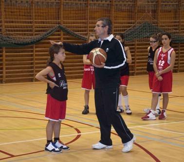 Actualitat de l RT Lleida viu el bàsquet formatiu a Maristes Les seleccions lleidatanes infantil i cadet i el Clínic del seleccionador català de la categoria Mini Femenina, Enric González, omplen el