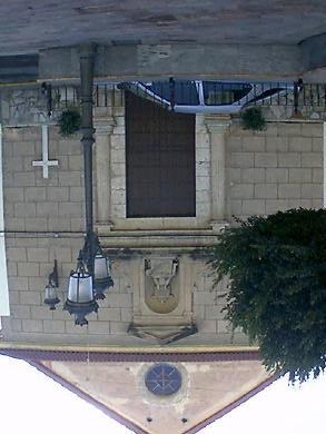 C1 Composición sobria de la fachada principal y elementos ornamentales.