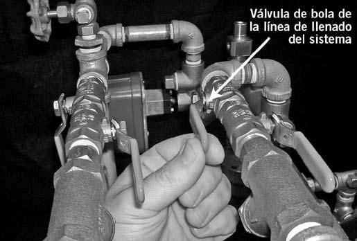 NOTA: Si no se deja abierta la válvula de CORTE en la línea del sistema, la presión del sistema puede caer y causar que la válvula se accione en caso de una filtración en el sistema. 11.