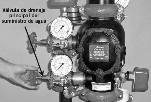 16. Cierre la válvula principal de drenaje de suministro de agua cuando obtenga un flujo de agua constante. Válvula de control principal de suministro de agua 17.