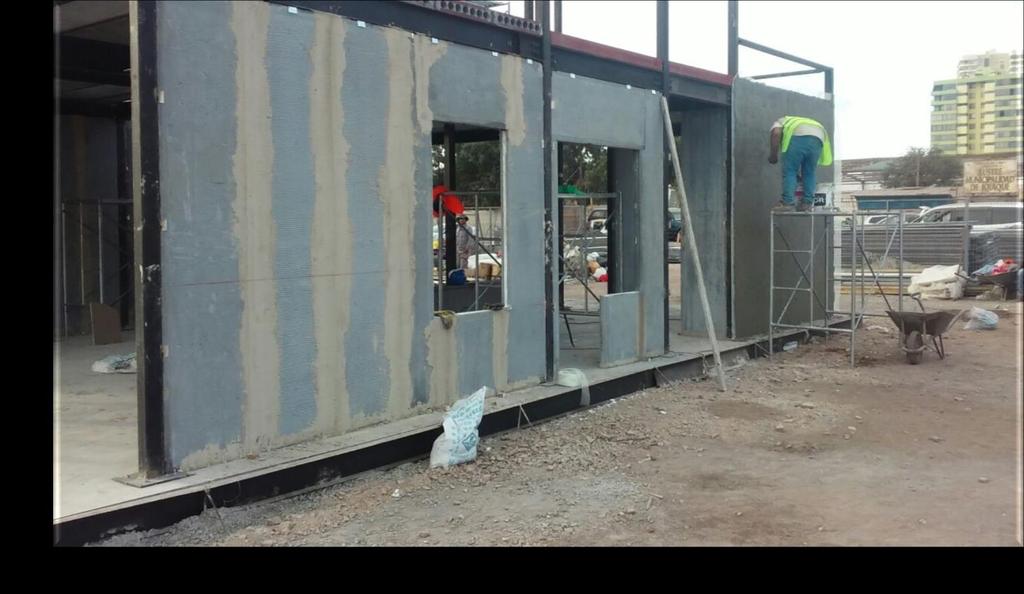 PASO 4: Finalizada la colocación de los paneles, se puede comenzar con el revoque de los muros, el que considera la colocación de una primera malla de fibra de vidrio de