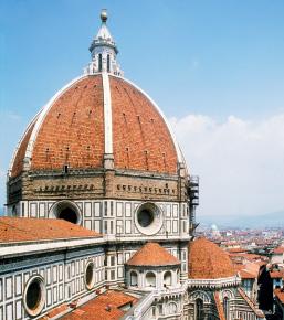 Los arquitectos principales fueron Filippo Brunelleschi, autor de la cúpula de la catedral de Florencia y del Palacio Pitti, y León B. Alberti.