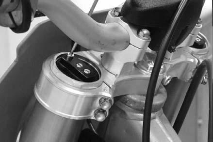 Intervalos de mantenimiento periódico recomendados de la horquilla 4860 SXS/SMR Una utilización de 00 litros de combustible significa aprox.