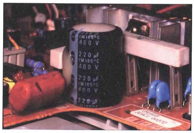 Capacitores Capacitor: Un capacitor o condensador es un conjunto de dos conductores cercanos, de