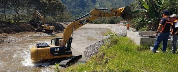 En dicha zona se realizan los trabajos de descolmatación del cauce del río Chontabamba, en el sector Churumazu, con el apoyo de maquinaria pesada con una inversión de 4 millones de