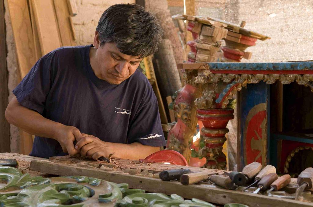 El taller integra oficios andinos tradicionales de adobe, cantería, carpintería, arquitectura de restauración patrimonial e ingeniería de reforzamiento estructural.