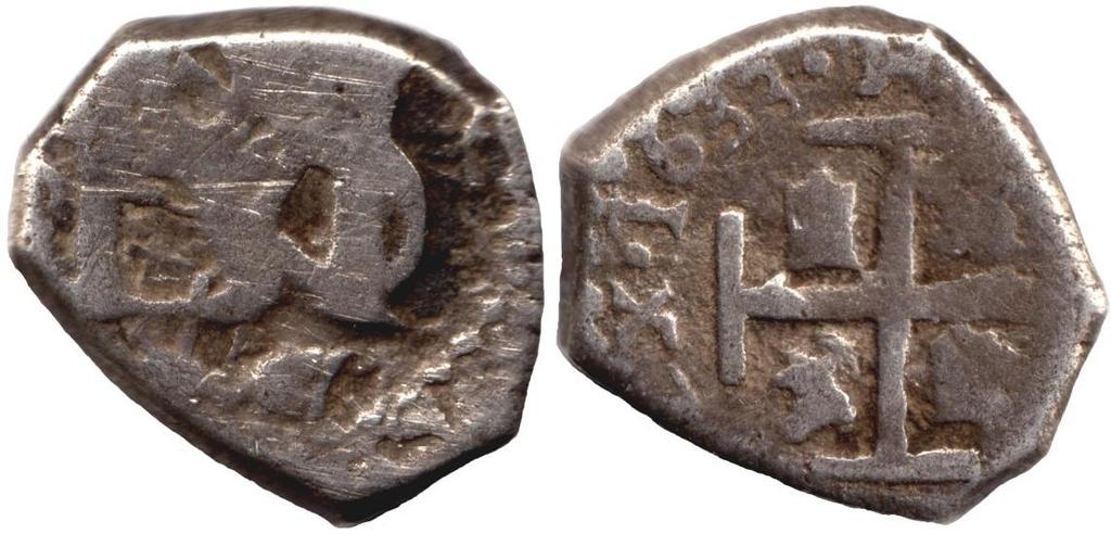 Además, la corona que lleva encima del monograma con una base de dos rayas es típica de las monedas de Felipe IV, y los castillos en el reverso llenos y sin las características 3