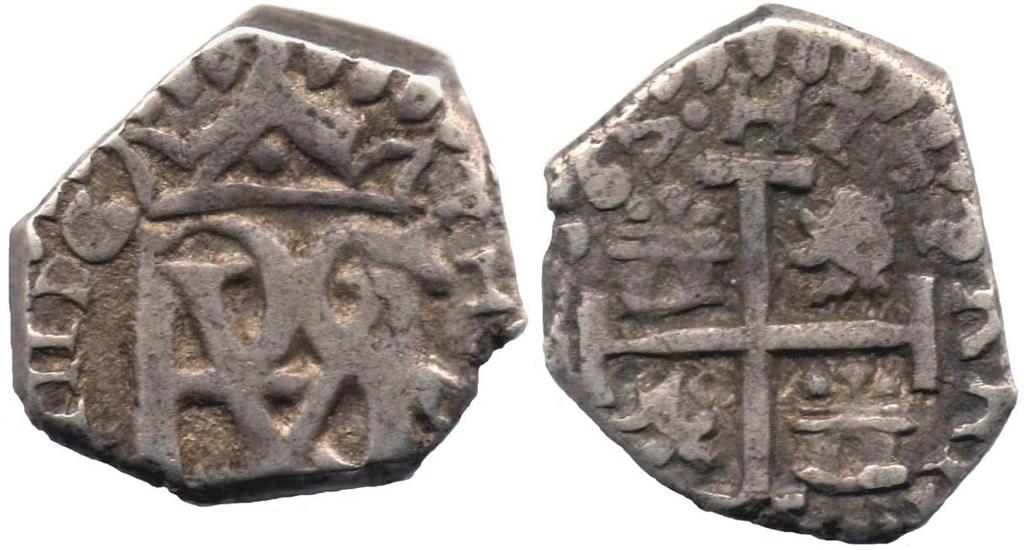 Varias de estas monedas de Carlos II (como la ilustrada) tienen una particularidad en la cruz que es excepcional y no se ve en los otros medios reales de este monarca, ni en general en los demás
