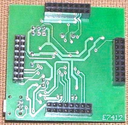Integra en el PCB lo siguiente: Circuito Oscilador Completo con Xtal. de 12.000 Mhz. Filtros de +VDD, VDDAD, Vreg (3,3V). Resistores y circuitos R-C en Reset, USBDN/USBDP, IRQ, etc.