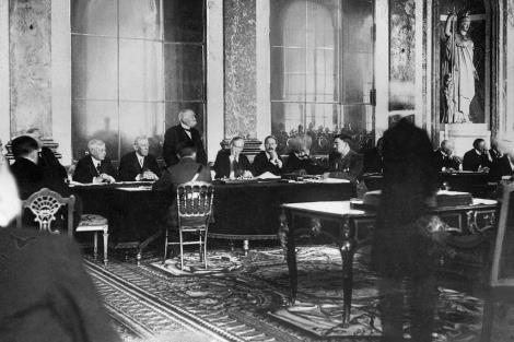 EL MINISTRO DEL EXTERIOR ALEMÁN, HERMANN MÜLLER, FIRMO EL TRATADO DE VERSALLES EN EL 28 DE JUNIO DEL AÑO 1919.