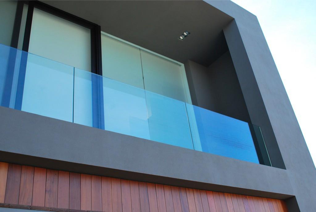 Ideal arquitectos, baranda panorámica de embutir en losa, permite una visión total a través del vidrio
