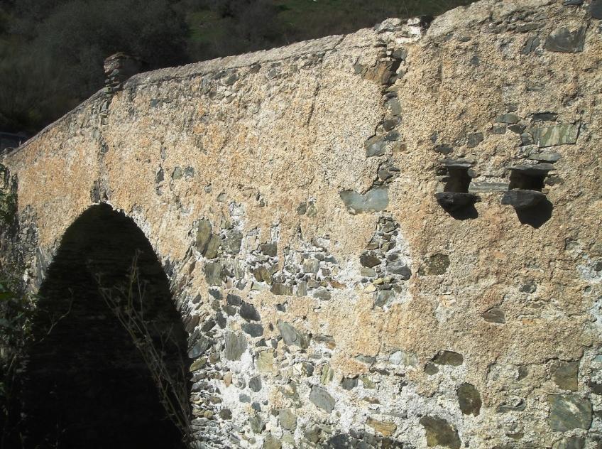 Puente romano de Cotobro El columbario llamado Torre del Monje es una construcción de pequeñas proporciones destinado a recibir en su interior las urnas cinerarias con las cenizas de los difuntos de