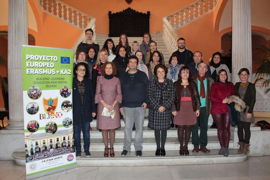El CEIP San Jacinto participa en el proyecto Erasmus + con colegios de cinco países Las delegadas municipales Carmen Castreño y Adela Castaño reciben a los participantes en el Ayuntamiento de Sevilla