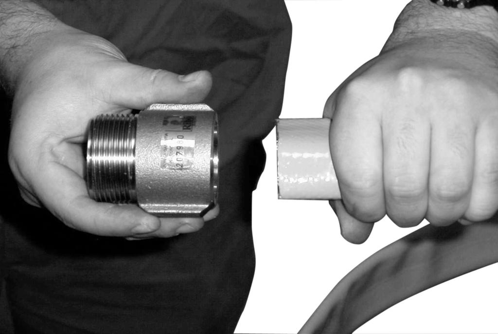 - Colocar el conjunto terminal-tubería en la pinza de expansión, sobre el casquillo, cuidando que no se desplace la tubería de su