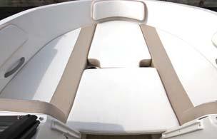 lanchas es el gran cofre de estiba de popa, que es la cámara del motor para las versiones con dentrofueraborda, y que queda cubierta por el solárium.