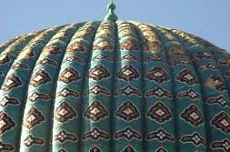 Desayuno y más tarde visita guiada de Tashkent (parte antigua); el Mausoleo de KaffalalShashi, la Madraza de BarakKhan en la plaza Khast Imam, la Mezquita Juma, la Madraza de Kukeldash y el bazar