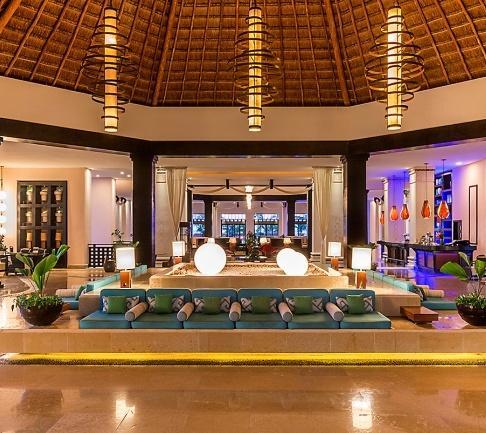 Además, la proximidad del resort a Cancún y Playa del Carmen permite fácil acceso a los mejores restaurantes, tiendas, campos de golf y a una animada vida nocturna.