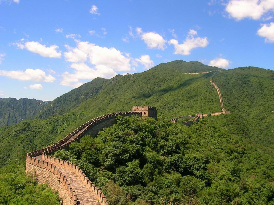 Conoceremos los vestigios de las dinastías imperiales, recorreremos un tramo de la famosa Gran Muralla China, navegaremos por el