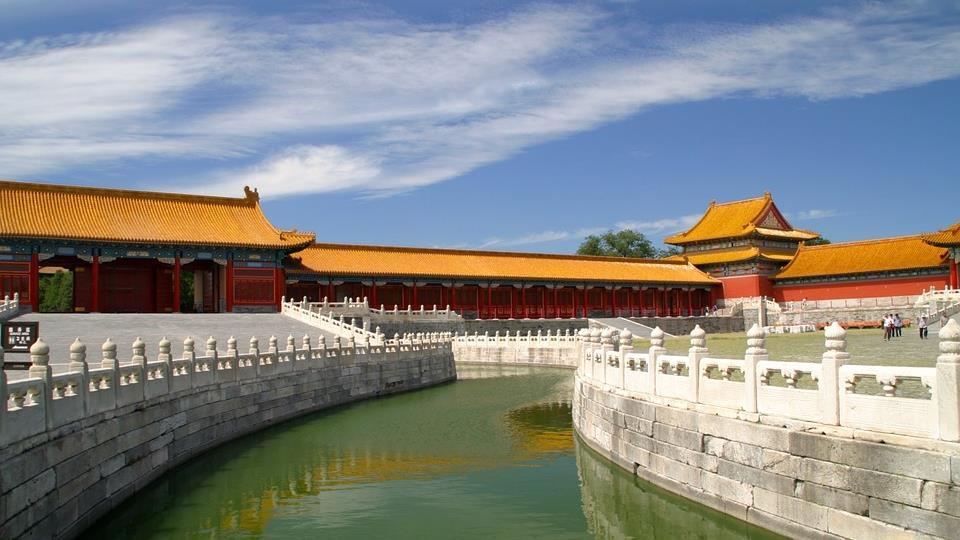 Día 3: Beijing Desayuno. Iniciaremos nuestra ruta visitando El Palacio Imperial, conocido como la Ciudad Prohibida o Púrpura, y La Plaza Tian An Men, una de las más grandes del mundo.