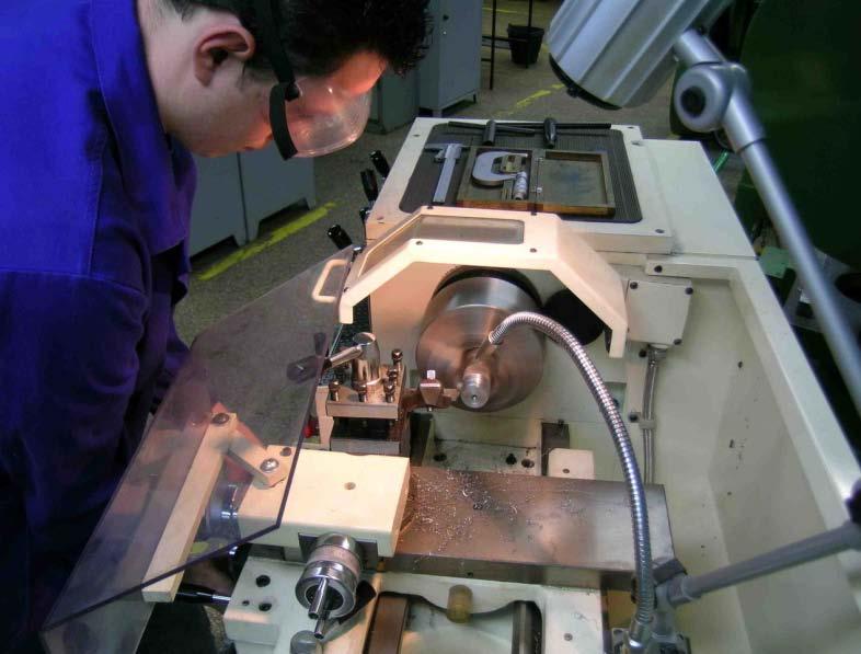 El tècnic en mecanització Què és un tècnic en mecanització? És el professional responsable de: Determinar el procés de fabricació de peces. Preparar i programar màquines.