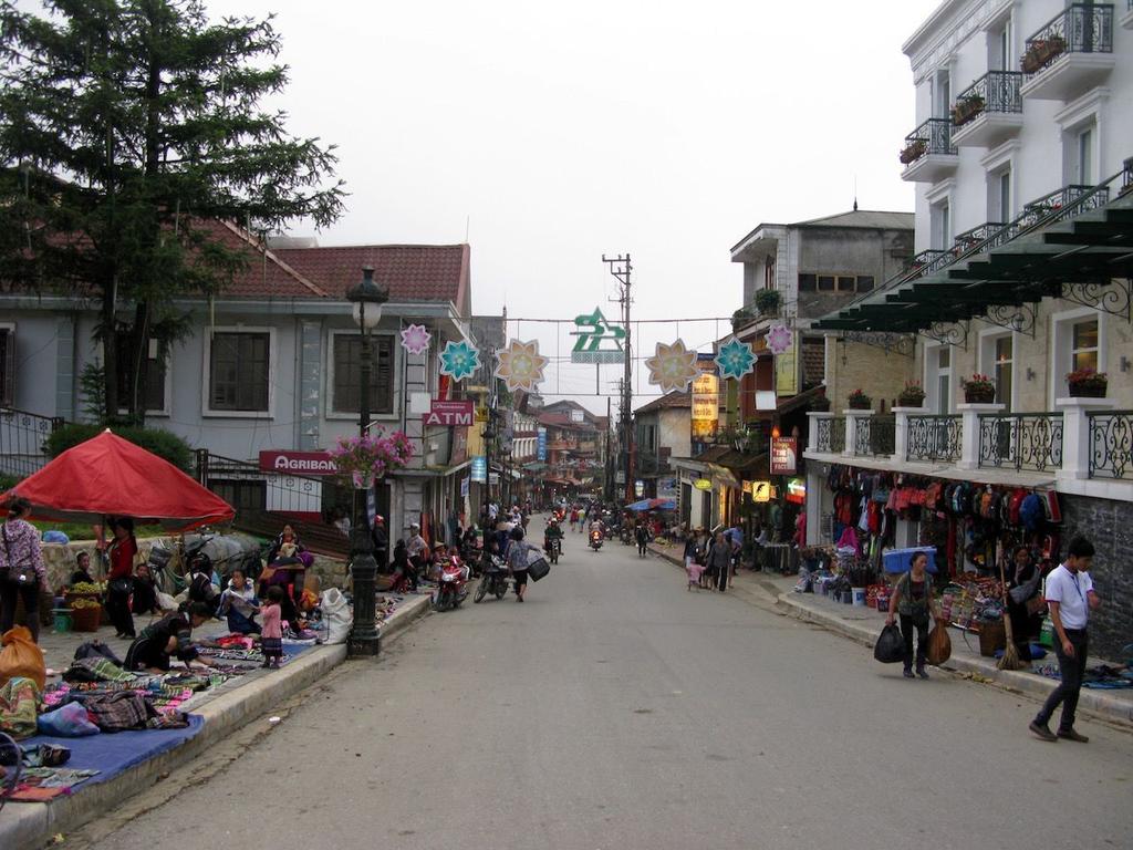 Calle de tiendas en Sapa Ropa de deporte. Mucha gente comenta que Sapa es el mejor sitio de Vietnam para hacer comprar de ropa de montaña, principalmente de la marca The North Face.