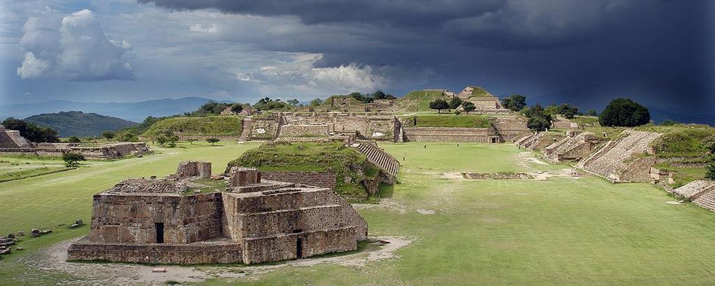 Para el caso de La Montaña Sagrada del Jaguar (Daany Beédxe), en la que los 17 pueblos anahuacas, de lo que hoy es Oaxaca, invirtieron 1350 años (500 ac. a 850 dc.