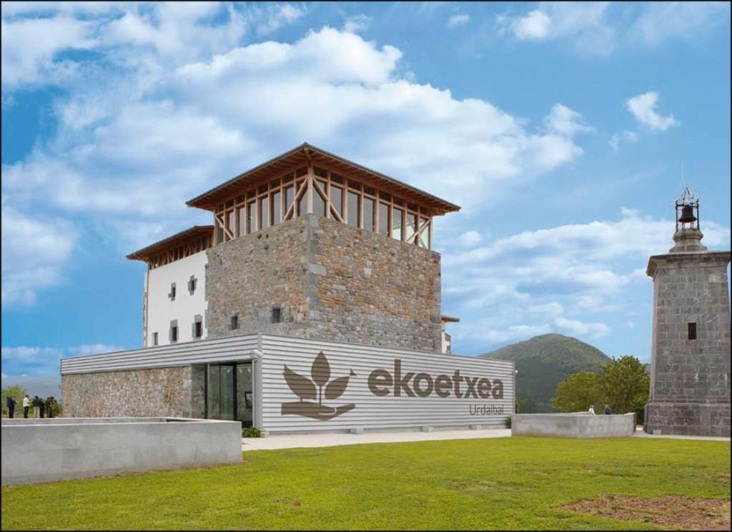 Imagen de Ekoetxea Urdaibai (Torre Madariaga) En la actualidad, este edificio acoge todo tipo de eventos sociales, culturales, académicos y científicos, organizados principalmente por la propia