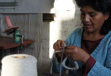 » Sus productos son sobretodo accesorios y prendas para damas, hechos a mano en crochet, palitos y horquilleta. Trabaja con un grupo de tejedoras.