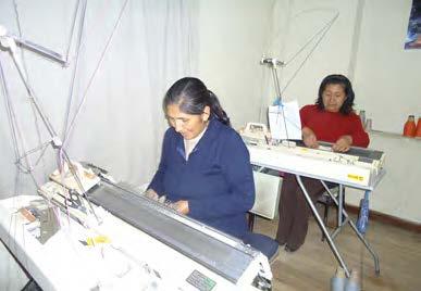 ARTISANS Collection, que actualmente está conformada por un grupo de trabajadoras mujeres que hacen tejido a máquina, con acabados en crochet y a mano.