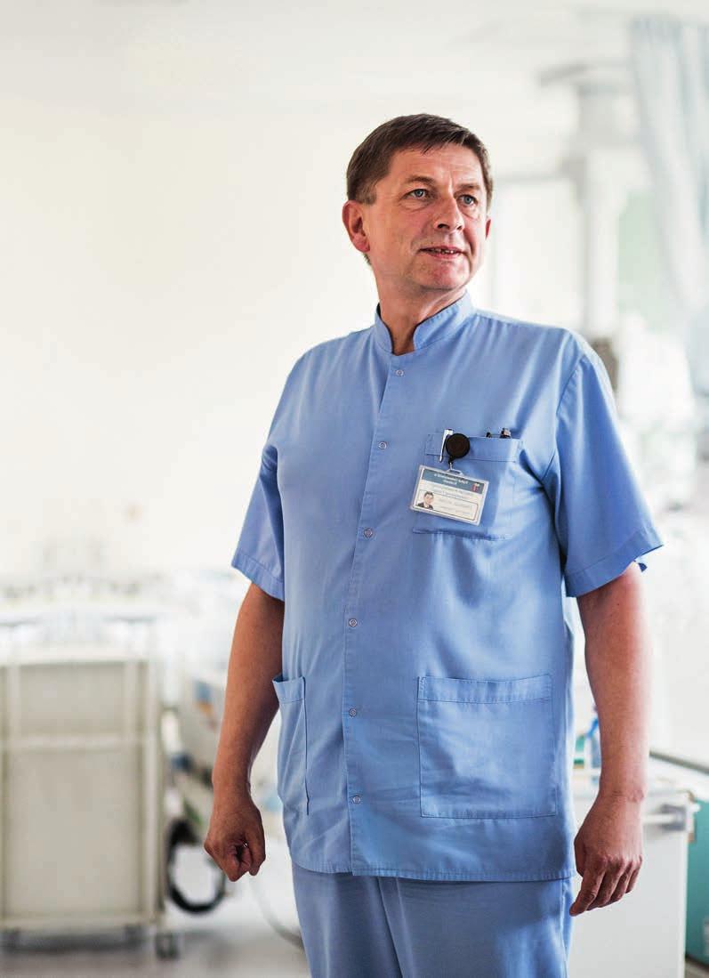 Stanisław Wojtan, 52, enfermero jefe en el Hospital Universitario de Cracovia (Polonia) «En mi puerta pone como función Head Nurse. Y más de uno se asombra al ver que hay un hombre en la oficina.