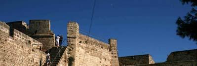 Visitaremos sus poderosas murallas venecianas, el Castillo de Otelo que inspiró a Shakespeare su trágica obra, las ruinas de la iglesia gótica de San Jorge de los Latinos (siglo XIV), la Puerta del