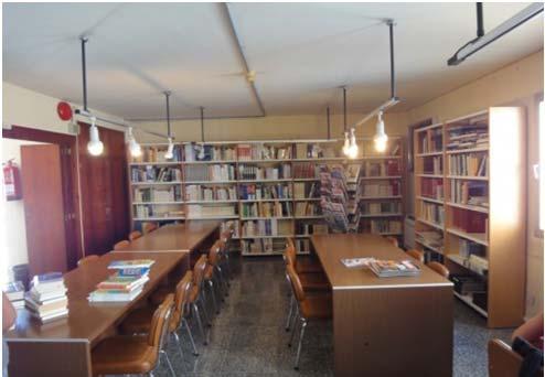 Aquest taulell també serveix de lloc de feina per el bibliotecari. El mobiliari d'ús públic existent en aquesta sala de lectura està format per cadires, taules i llibreries.