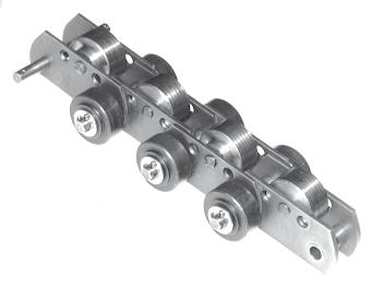 Cadenas para transporte de tubo de fundición Con placas altas, equipadas de ejes salientes y de rodillos de soporte sobre cada extremidad.
