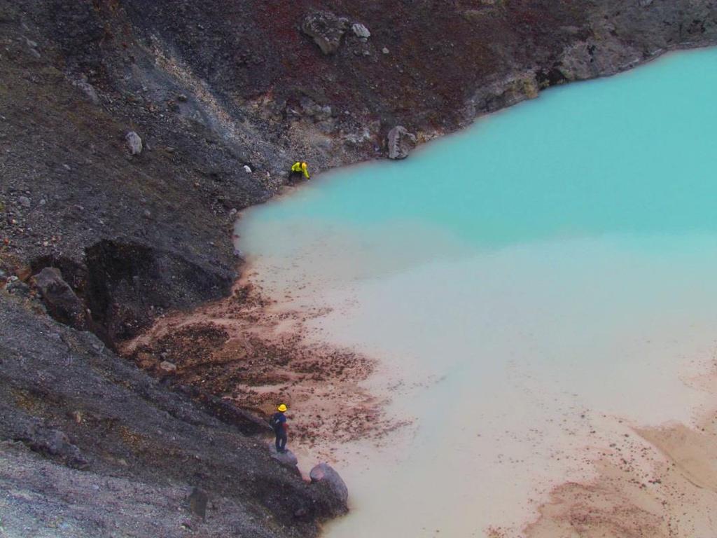 La laguna fría ácida que se forma en la época lluviosa en el cráter central tiene una temperatura de 13 C y un ph de 2.5.