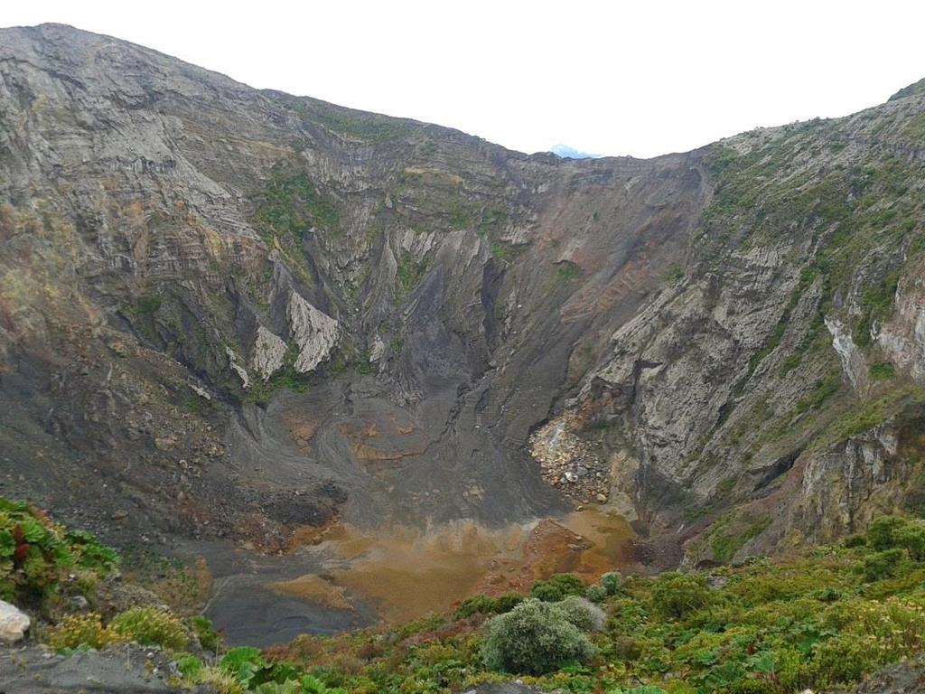 RedSismológica Nacional (RSN:UCR-ICE) II. Volcán Irazú No se apreciaron cambios en el cráter activo del volcán Irazú.
