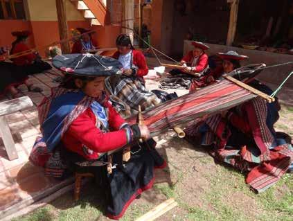 En nuestros días, en los Andes, las mujeres aún tejen como en el pasado con lana de alpaca natural o teñida con colorantes naturales.
