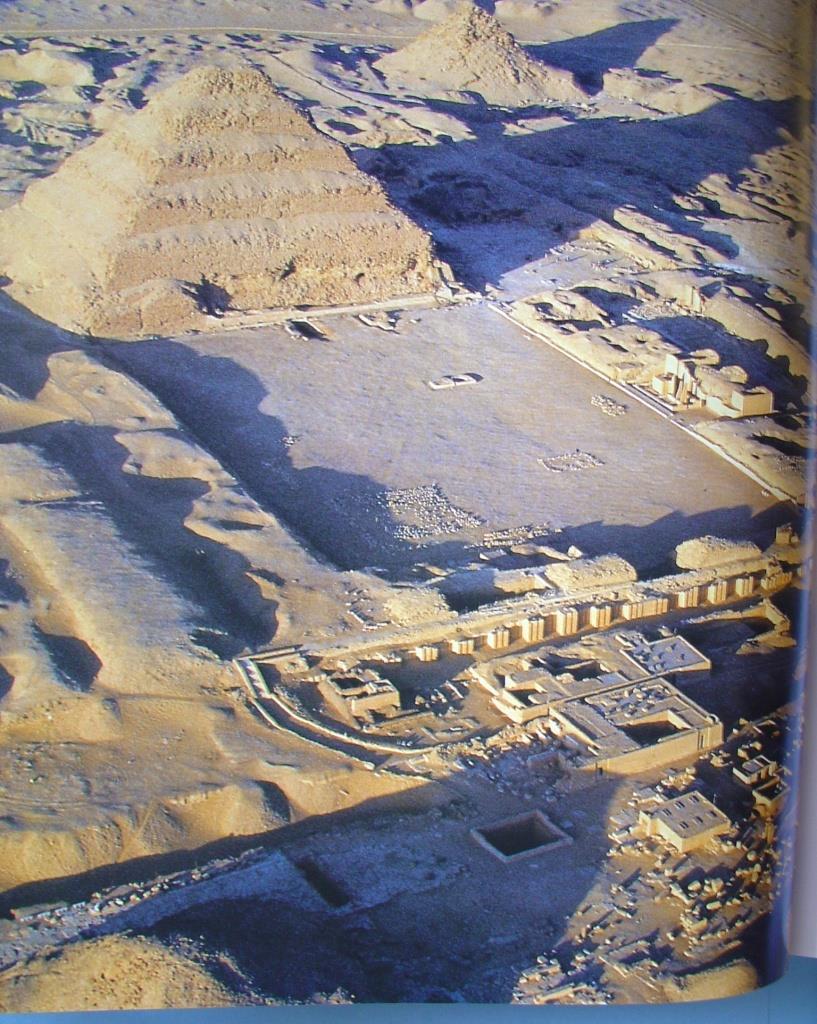 Mastaba del faraón Zoser, en Sakkarah (dinastía