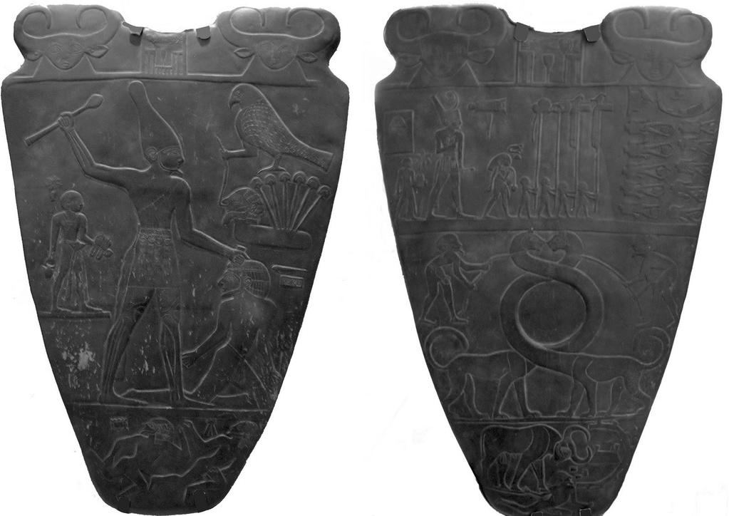 Hathor Horus Paleta votiva del faraón Narmer. Parte frontal: El faraón con la corona del Bajo Egipto somete a un vencido, acompañado de Horus (el halcón, dios principal de los egipcios).