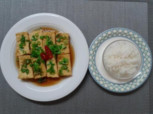 50 ( Tofu frito con salsa tomate y cilantro) ( tofu frito con salsa