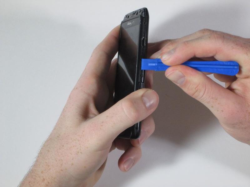Ejecutar la herramienta de abertura de plástico alrededor del borde de todo el dispositivo para hacer palanca, aparte de