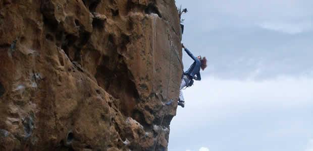 Magnífica oportunidad para aprender las técnicas básicas de la escalada en roca en Suesca, una actividad extrema con los mejores instructores y todo el equipo de seguridad para que midas tu