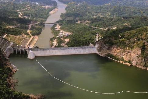Hidroeléctrica de Sogamoso El Proyecto Hidroeléctrico Sogamoso entró en operación desde 2014 y es administrado por ISAGEN, empresa colombiana dedicada a la generación de energía y a la