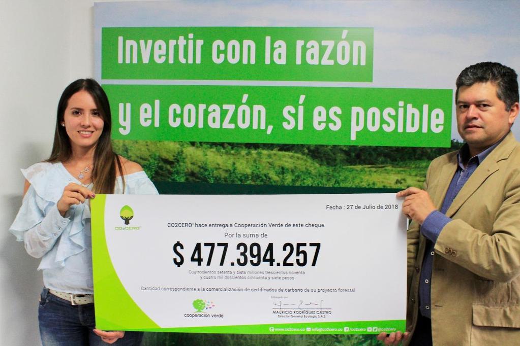 Fernando Rodríguez Pinzón, Gerente General de Cooperación Verde recibiendo un cheque por $477 MM de pesos como anticipo